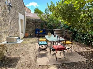 Maisons de vacances Grange renovee, jardin prive et piscine partagee : photos des chambres