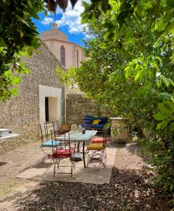 Grange rénovée, jardin privé et piscine partagée