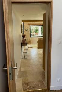 Grange rénovée, jardin privé et piscine partagée