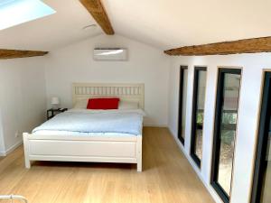Maisons de vacances Grange renovee, jardin prive et piscine partagee : photos des chambres