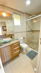 Apê c3 dorms, piscina e 1 quadra da praia