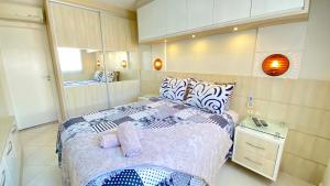 Apê c3 dorms, piscina e 1 quadra da praia