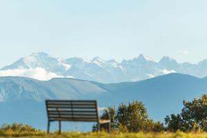 B&B / Chambres d'hotes L-enclave Insolite - Cabanes avec Piscine et Bains Nordiques : Chambre Quadruple - Vue sur Montagnes