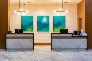 King Room - Hearing Accessible - Roll-in Shower room in Crowne Plaza Lansing West an IHG Hotel