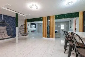 Cocoa Pool Haven 15-20 min to Port Canaveral and Beach! - كوكوا