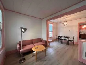 The Pink house walking distance to the Falls - Niagara Falls