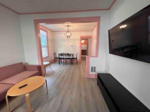 The Pink house walking distance to the Falls