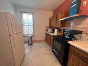 The Pink house walking distance to the Falls