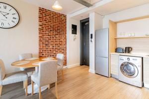 1 bed flat with Mountain view
