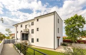 Cozy Apartment In Vantacici With Wifi