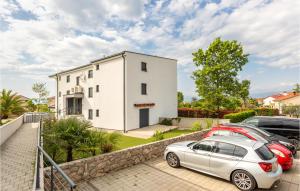 Cozy Apartment In Vantacici With Wifi