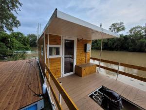 Bodrogpart Úszóház Tokaj