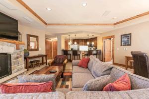 Big Horn Lodge 206 by East West