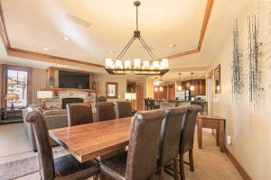 Big Horn Lodge 206 by East West