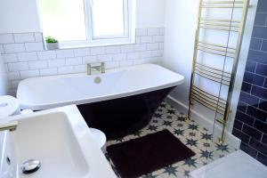 The Wave Cottage - 3 Bedroom with off road Parking for 3 Cars or Vans & EV point