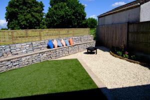 The Wave Cottage - 3 Bedroom with off road Parking for 3 Cars or Vans & EV point