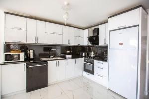 Deniz Manzaralı Havuzlu Villa Kardelen