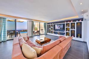 Deniz Manzaralı Havuzlu Villa Kardelen