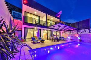 Deniz Manzaralı Havuzlu Villa Kardelen