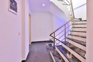 Deniz Manzaralı Havuzlu Villa Kardelen