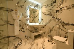 555 Hotel Clubbing Adults Only