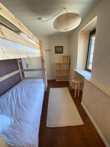 B&B / Chambres d'hotes Station Volubile - Gite d-etape : Chambre Lits Jumeaux - Vue sur Ville