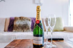 NEW! Stunning City Centre 2-Bed Apartment in Chester by 53 Degrees Property - Ideal for Couples & Groups - Sleeps 4!