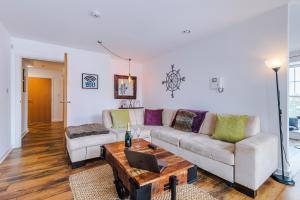 NEW! Stunning City Centre 2-Bed Apartment in Chester by 53 Degrees Property - Ideal for Couples & Groups - Sleeps 4!