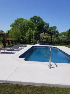 Alba Cottage with Brand New Pool - Riverside Manors