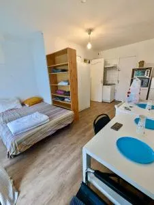 Appartement Proche Centre & Station Service avec parking privé Gratuit - سيسينز