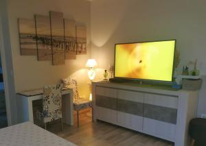 Appart 42 m2 à 1 min de l'A13 conforme photos, place de parking gratuite, wifi