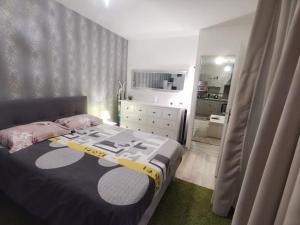 Appart 42 m2 à 1 min de lA13 conforme photos, place de parking gratuite, wifi