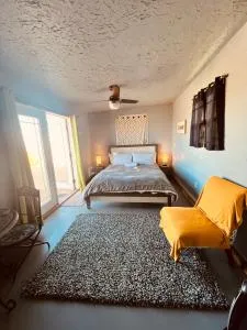 Hilltop Cabin with Starlink and View 10 mins to JT Park - 二十九棕榈村