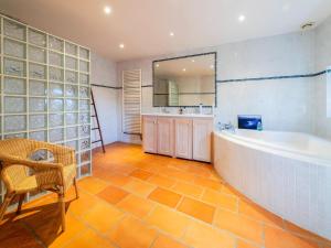 Maisons de vacances Mansion in Buzet-sur-Tarn with Pool & River : photos des chambres