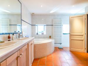 Maisons de vacances Mansion in Buzet-sur-Tarn with Pool & River : photos des chambres