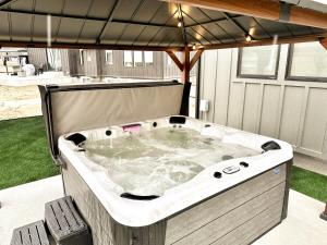 Sport Court! Hot Tub! Putting Green! Bunk Room!