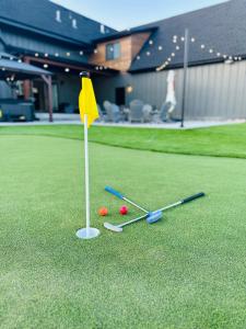 Sport Court! Hot Tub! Putting Green! Bunk Room!