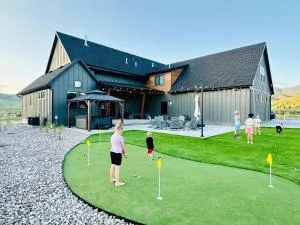 Sport Court! Hot Tub! Putting Green! Bunk Room! - Fish Haven