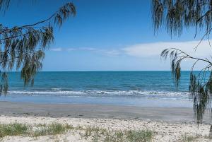 Wags On The Beach - Toogoom - Beachfront- 4BR-Aircon- Pets OK