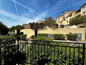 Maisons de vacances Maison 6 pers. avec jardin, terrasse, 2 piscines et parking - Alpilles/Luberon - FR-1-658-23 : photos des chambres