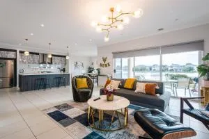 Waterfront Grand Villa for Big Group - Пойнт-Кук