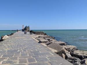 Appartement T2 Front de Mer avec Balcon et Parking – Confort et Activités à Proximité - FR-1-797-37