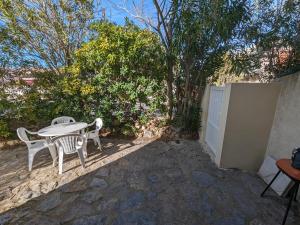 Agréable T2, 4 pers, plain-pied ouvert sur terrasse, jardin clos, parking privé, proche plage et commerces - FR-1-797-24