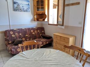 Villas Maison T2 avec Mezzanine, Cour et Parking – 5 Pers – Proche Plage et Commerces – Bon Prix - FR-1-797-49 : photos des chambres