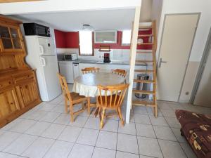 Villas Maison T2 avec Mezzanine, Cour et Parking – 5 Pers – Proche Plage et Commerces – Bon Prix - FR-1-797-49 : photos des chambres