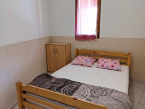 Villas Maison T2 avec Mezzanine, Cour et Parking – 5 Pers – Proche Plage et Commerces – Bon Prix - FR-1-797-49 : photos des chambres