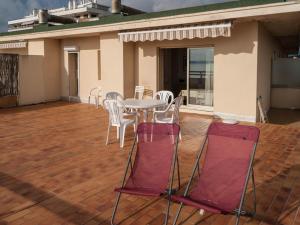 Studio cabine au Lavandou avec terrasse vue mer et parking privé, proche plage et commerces - FR-1-803-41