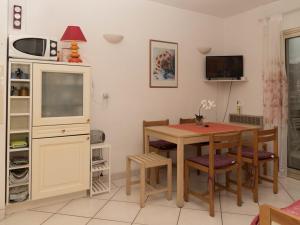 Le Lavandou, Location T2 Cabine pour 4 personnes, vue mer - FR-1-803-48