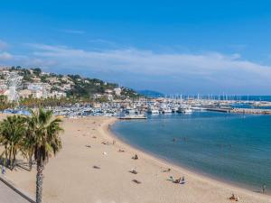 Studio cabine pour 4 au Lavandou, pieds dans leau, clim, WiFi, parking - FR-1-803-5