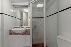 2-Bed with Gym, Tennis Court & Stunning Lake Views